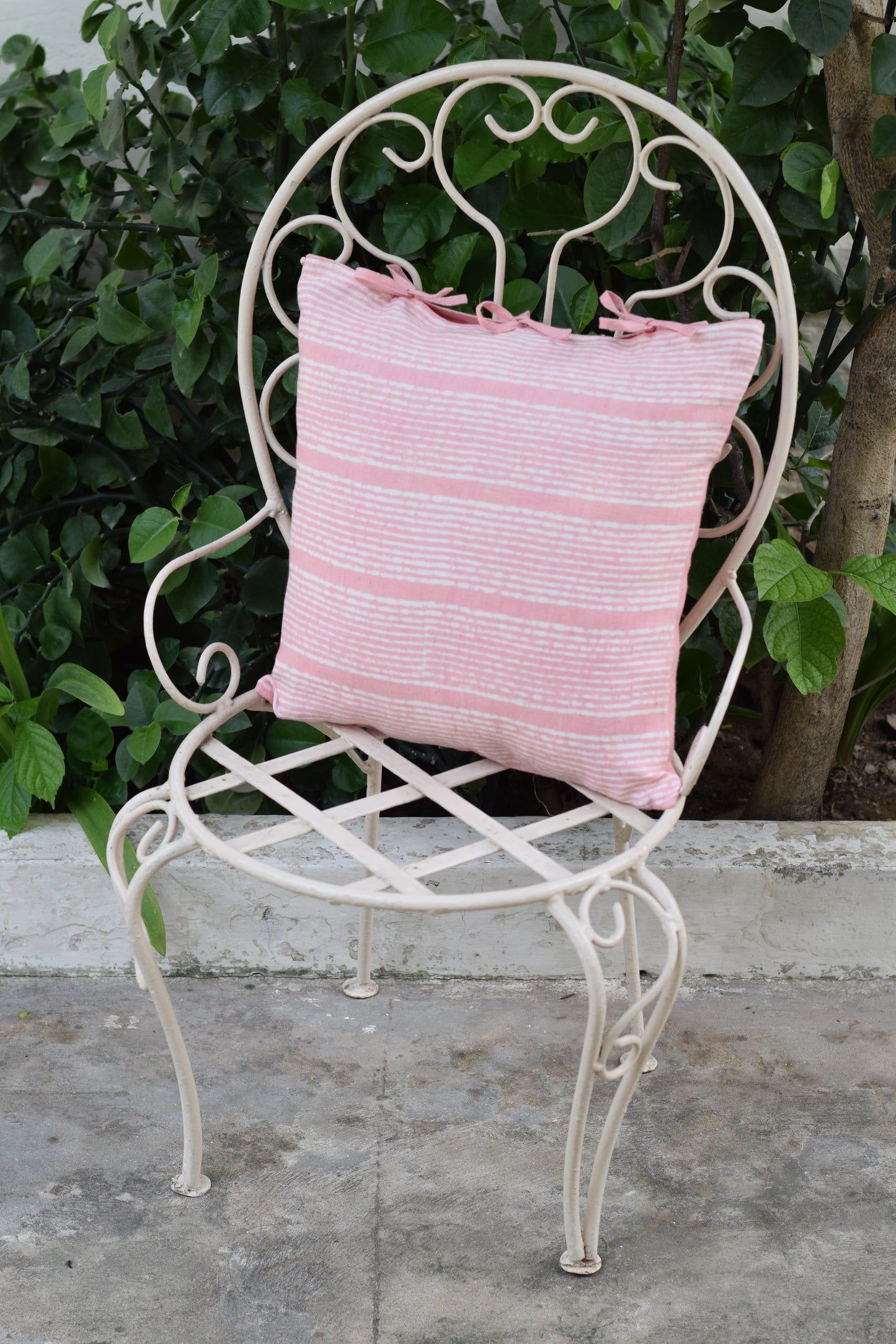 Gulaabi Rekh Linen Cushion Cover