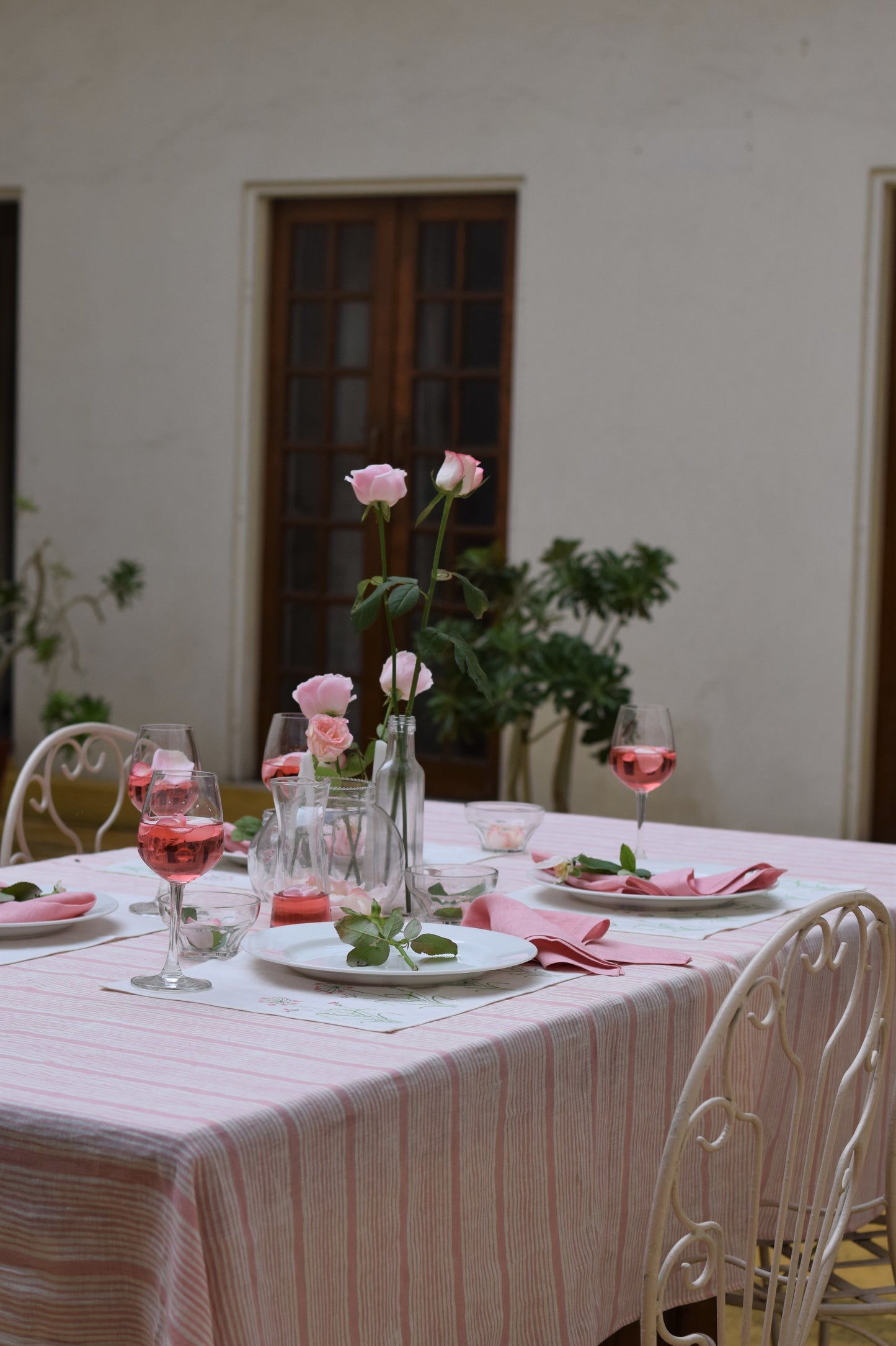Gulabi Rekh Linen Table Cover